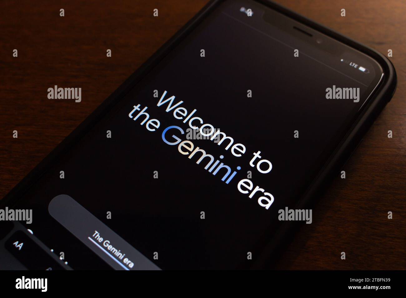 Site Web Google Gemini vu dans un écran iPhone. Gemini est le modèle d'IA de nouvelle génération, le plus grand et le plus performant de Google Banque D'Images