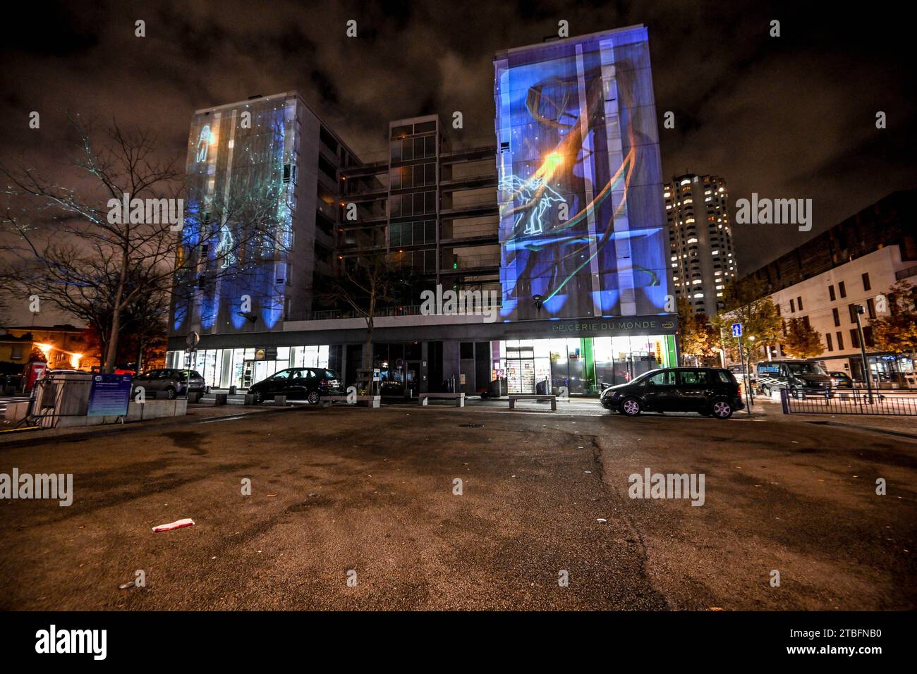 Lyon, France. 06 décembre 2023. La Duchere organise un spectacle de lumière lors de la Fête des Lumières à Lyon, France, le 6 décembre 2023. Photo Julien Reynaud/APS-Medias/ABACAPRESS.COM crédit : Abaca Press/Alamy Live News Banque D'Images