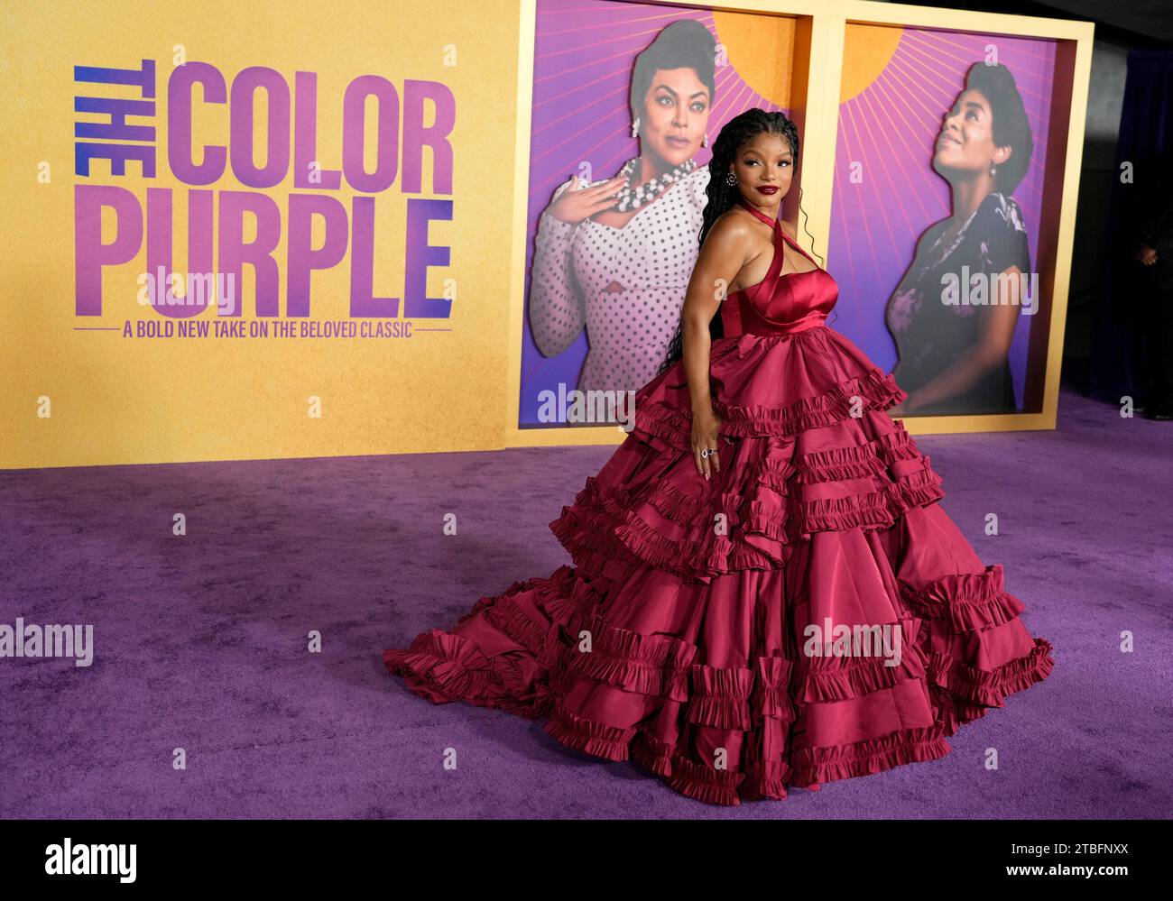 Halle Bailey, membre du casting de « The Color Purple », revient pour les photographes lors de la première du film à l'Academy Museum of Motion Pictures, mercredi 6 décembre 2023, à Los Angeles. (Photo de la PB/Chris Pizzello) Banque D'Images
