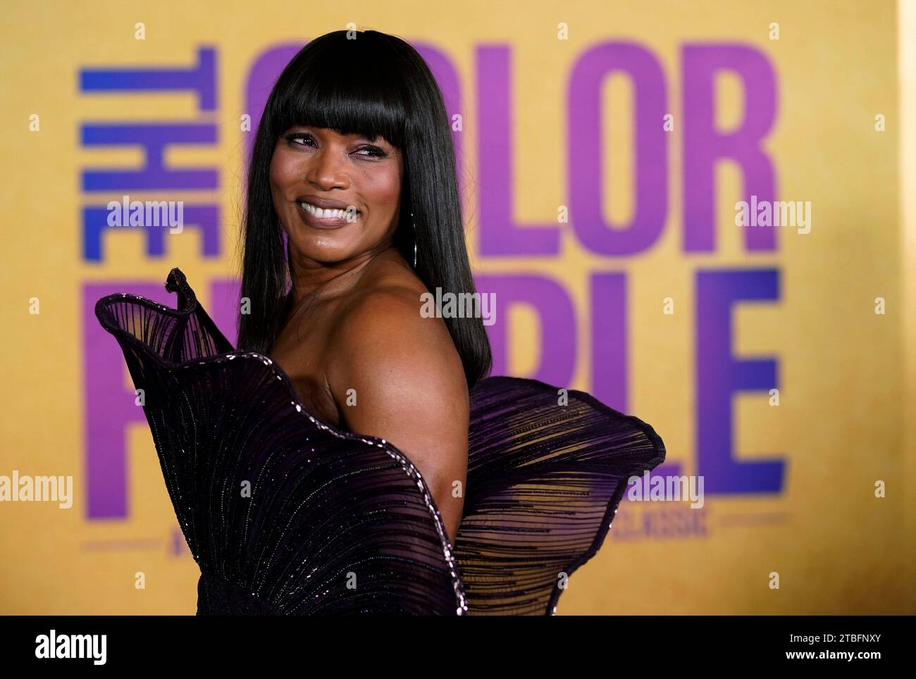 Angela Bassett revient pour les photographes lors de la première du film "The Color Purple" à l'Academy Museum of Motion Pictures, mercredi 6 décembre 2023, à Los Angeles. (Photo de la PB/Chris Pizzello) Banque D'Images