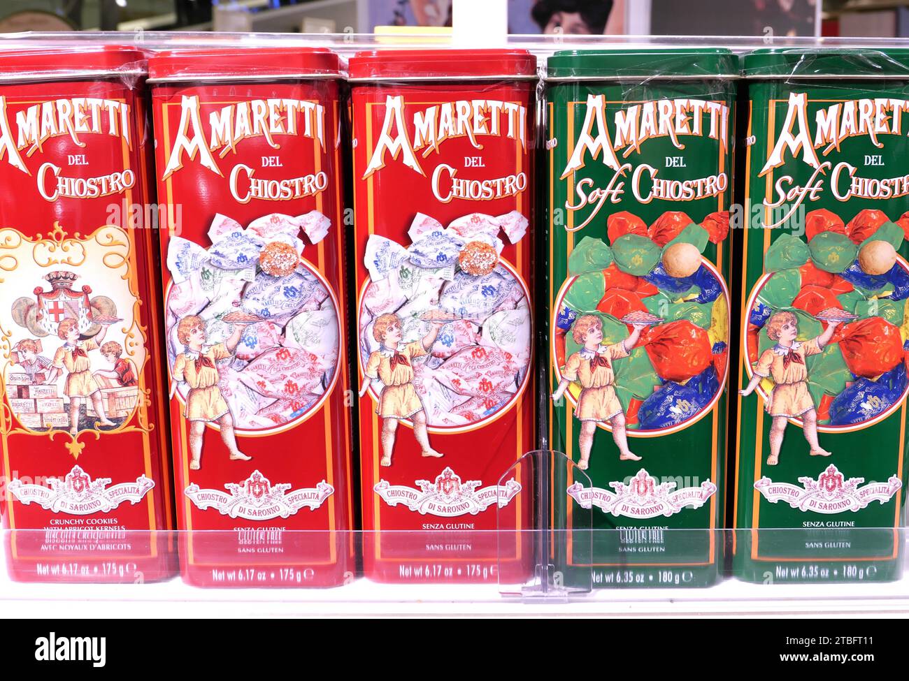 BOÎTES DE BISCUITS DE NOËL SARONNO AMARETTI EXPOSÉES À L'INTÉRIEUR DU MAGASIN D'ALIMENTATION Banque D'Images