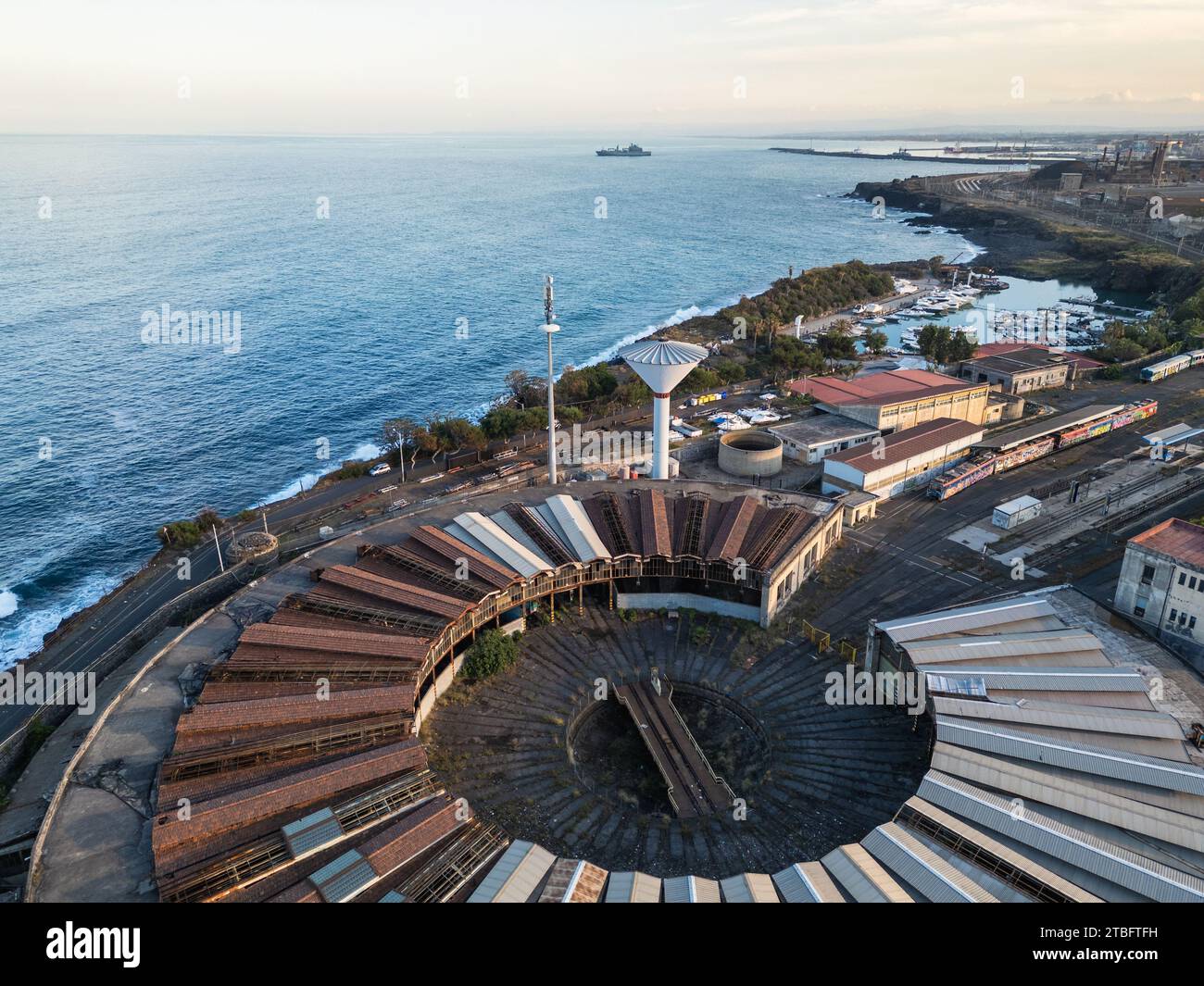 Cette photographie aérienne capture « la Rotonda », la gare ferroviaire circulaire historique de Catane, présentant son architecture unique face à la Sicile Banque D'Images