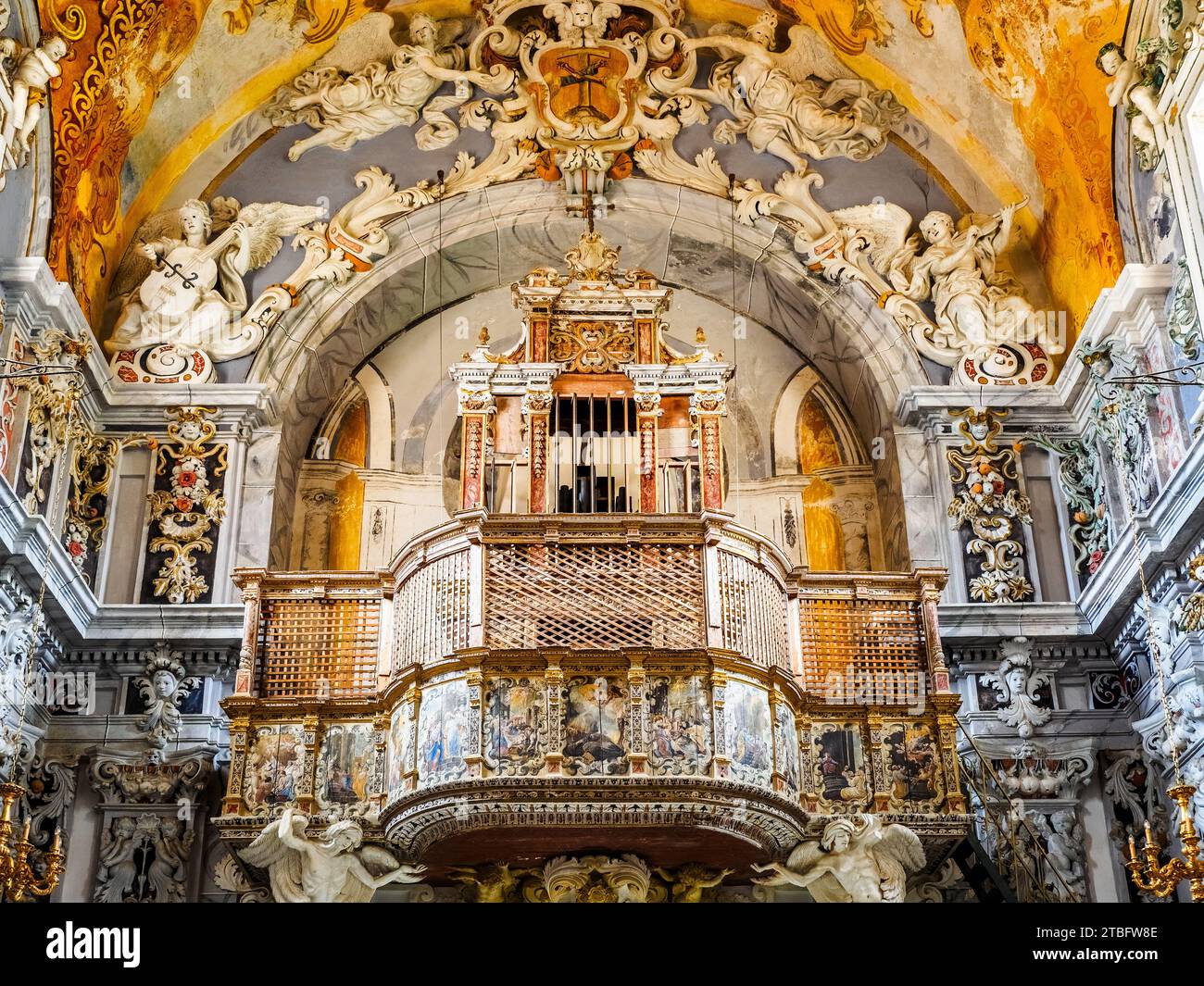 Le chœur loft et orgue de la splendide église baroque de San Francesco d’Assisi à Mazara del Vallo - Sicile, Italie Banque D'Images