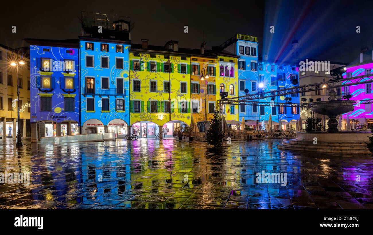 Décorations de Noël et illumination sur une place italienne. Maisons de la piazza San Giacomo peintes avec des lumières colorées. Udine, Friuli Venezia Giulia. Banque D'Images