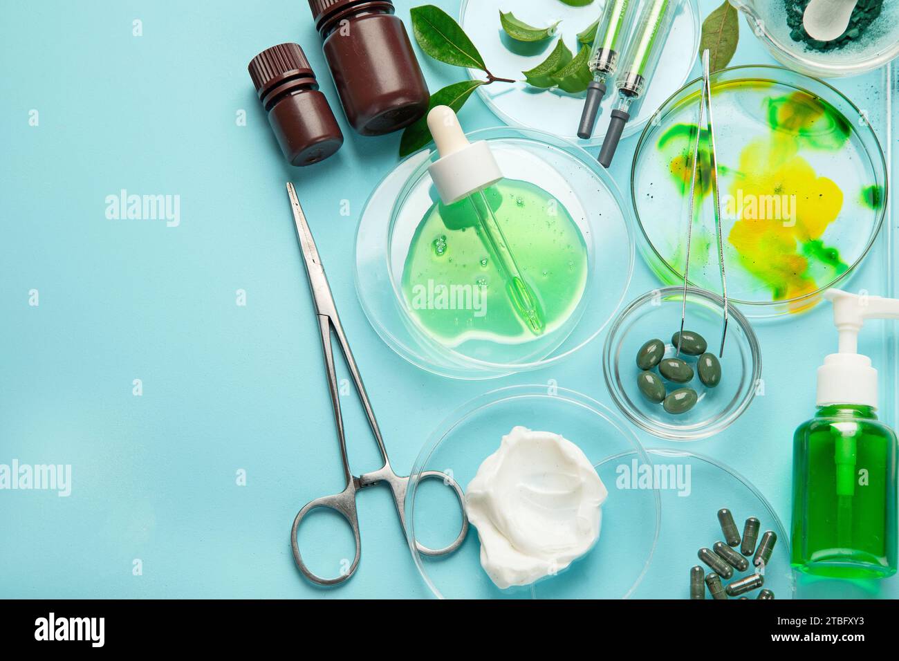 Recherche cosmétique en laboratoire sur fond bleu. Concept de beauté. Banque D'Images