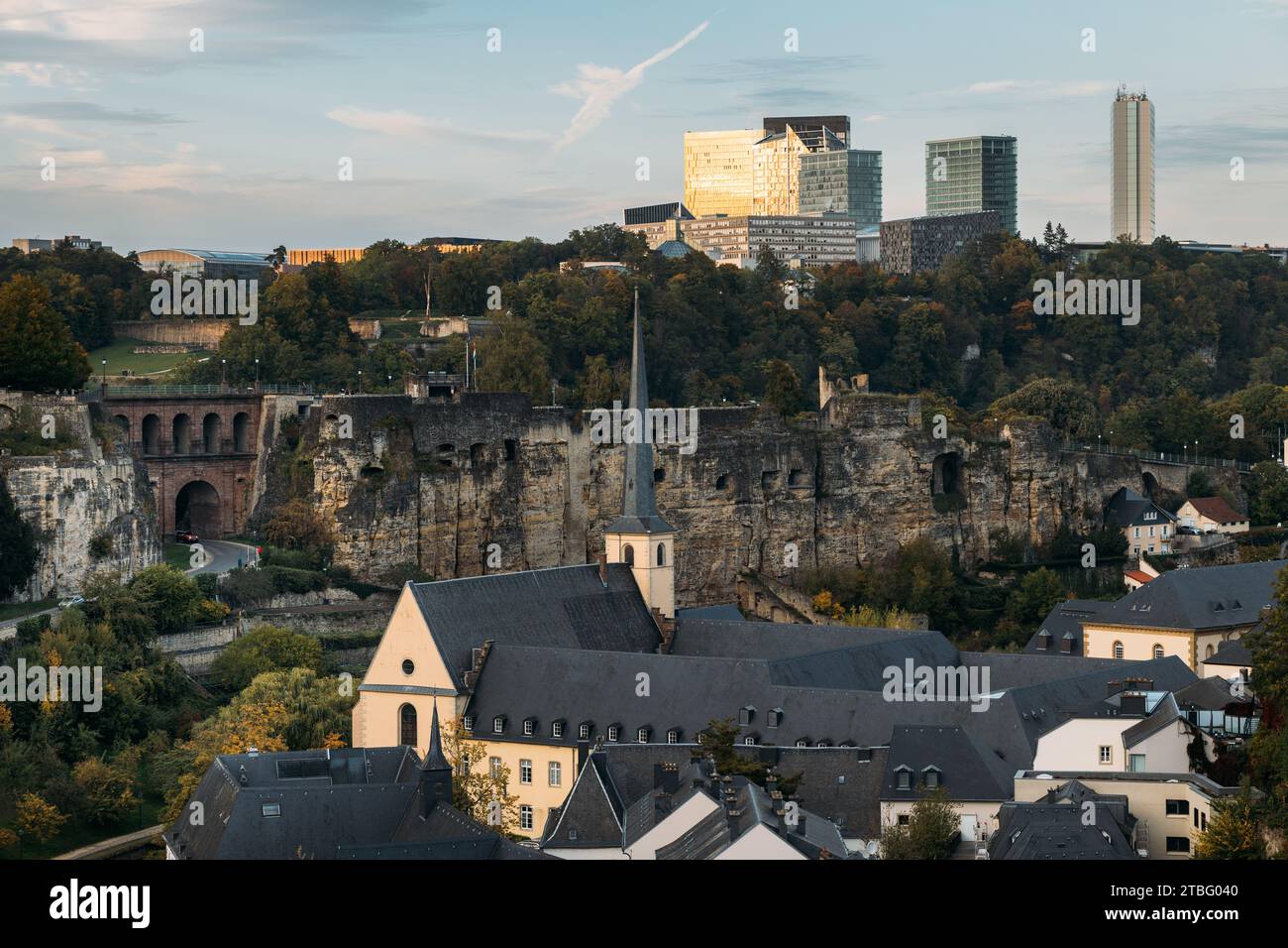 Panorama de constructions de trois périodes différentes au Luxembourg Banque D'Images