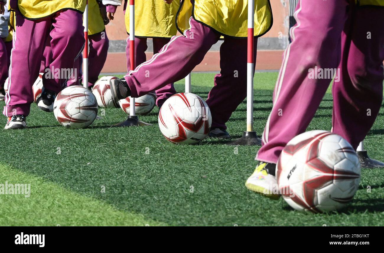HANDAN, CHINE - 7 DÉCEMBRE 2023 - les élèves du primaire suivent une formation de football à Handan, dans la province du Hebei, en Chine, le 7 décembre 2023. Banque D'Images