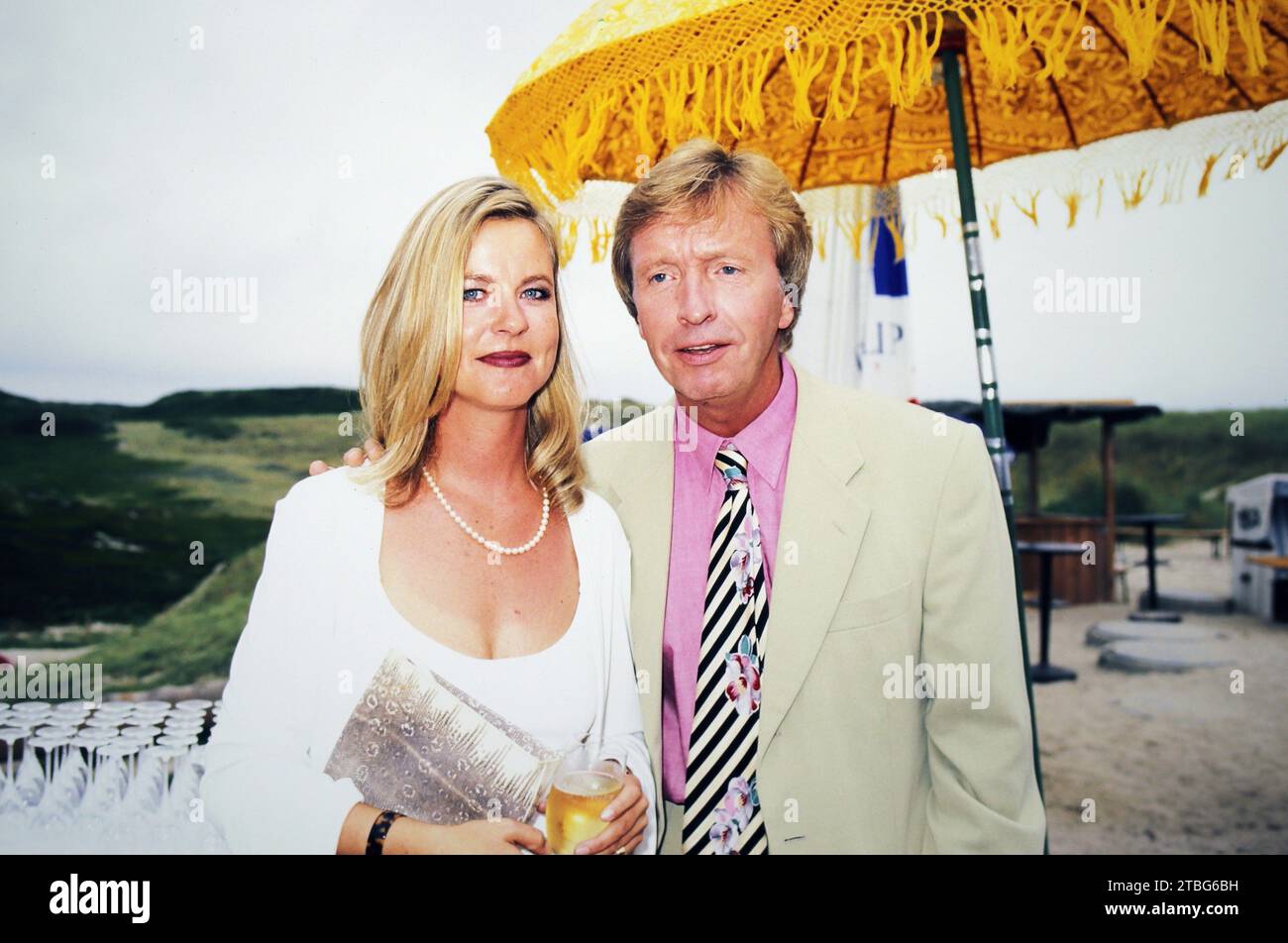 Schauspieler Anja Schüte und Werner Schulze-Erdel BEI einer Strandparty, Deutschland UM 1998. Banque D'Images