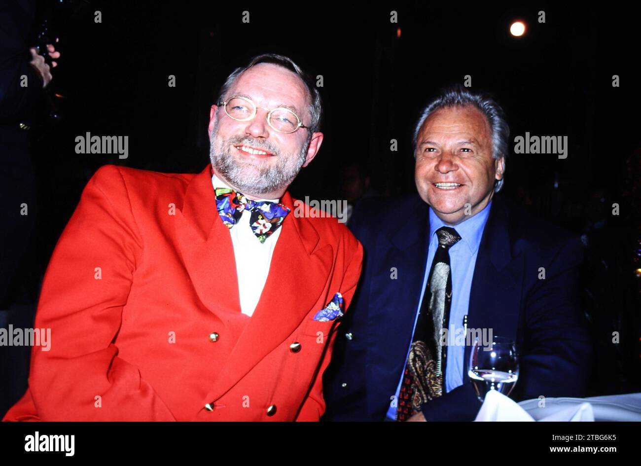 Der bekannte Gastronom Hans-Peter Wodarz feiert 50. Geburtstag am 28. März 1998, hier mit Geburtstagsgast, seinem Kollegen Eckart Witzigmann. Banque D'Images