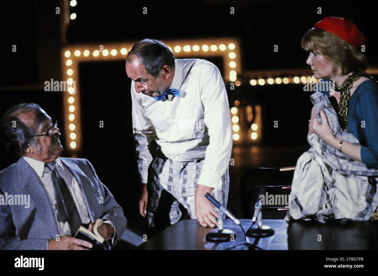 Gerhard Wollner, Dieter Didi Hallervorden, deutscher Schauspieler und Kabarettist, und Rotraud Schindler in einem Sketch, Deutschland UM 1986. Banque D'Images