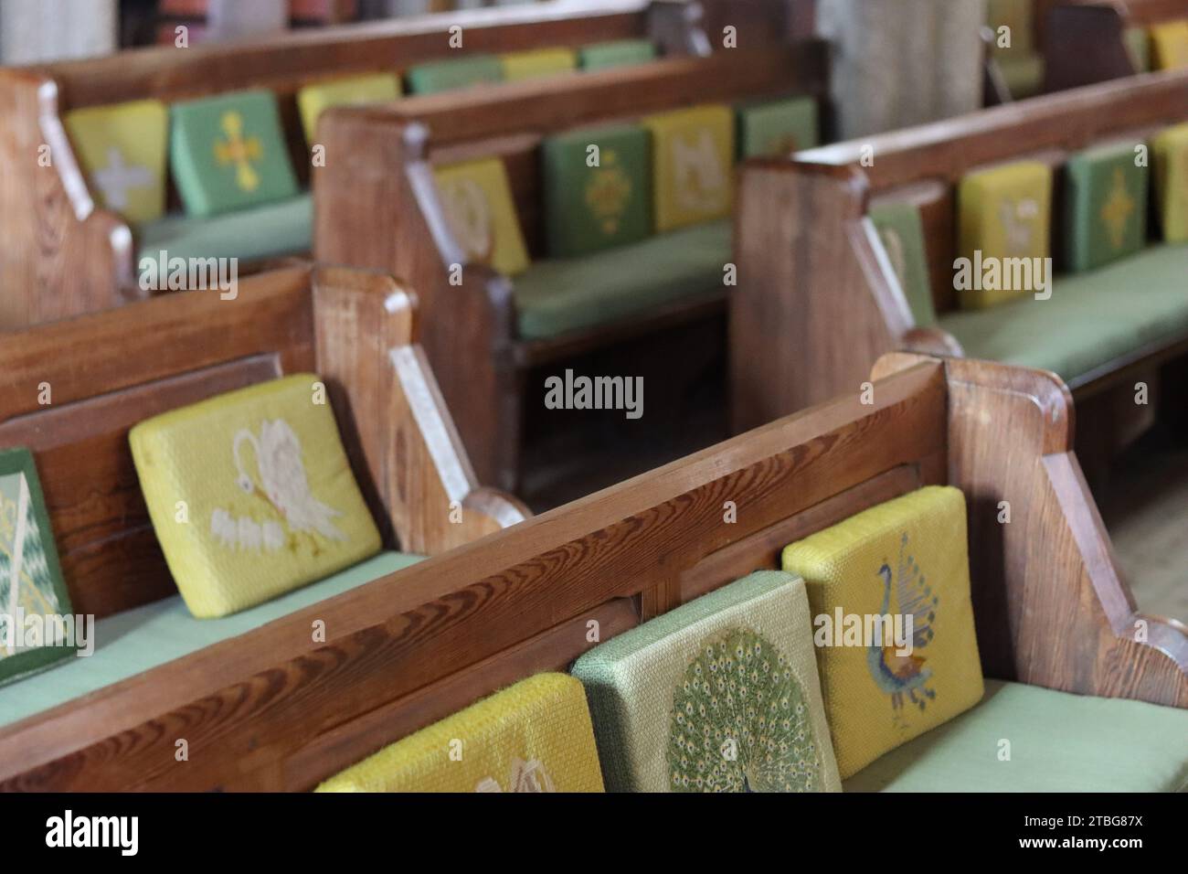 Bancs d'église en bois avec coussins agenouillés Banque D'Images