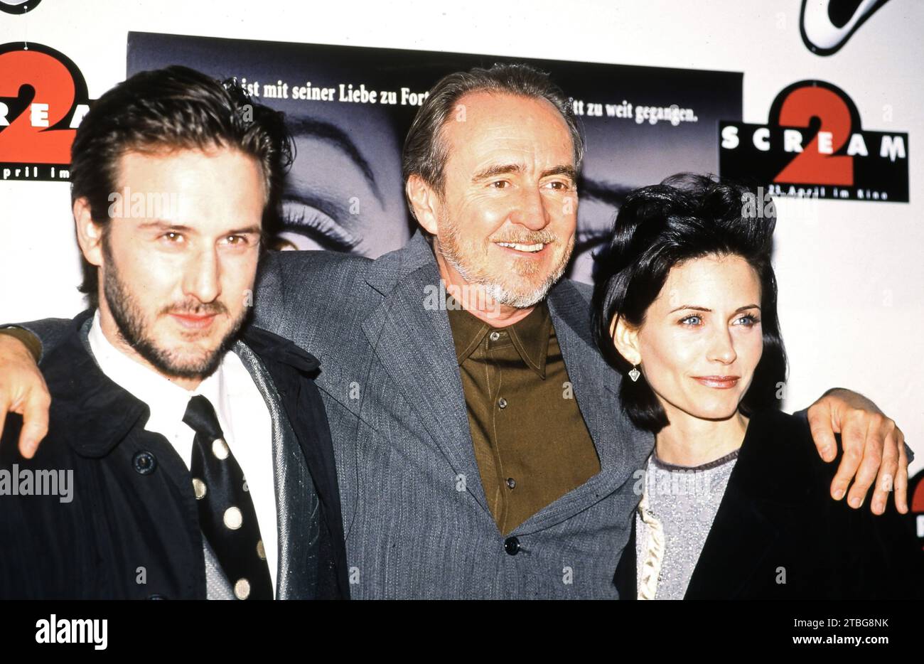 David Arquette, amerikanischer Schauspieler, Musiker und Wrestler, Regisseur Wes Craven und Schauspielerin Courteney Cox BEI der Deutschand-Premiere vom Horrorfilm 'Scream 2', Deutschland 1997. Banque D'Images
