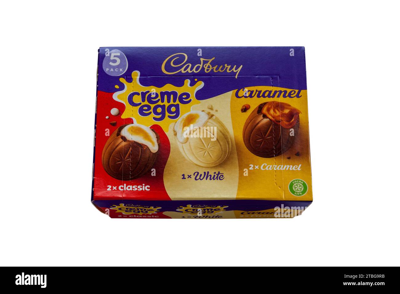 Boîte d'oeufs crème Cadbury mélange classique blanc et caramel oeufs crème Cadburys 5 pack isolé sur fond blanc Banque D'Images