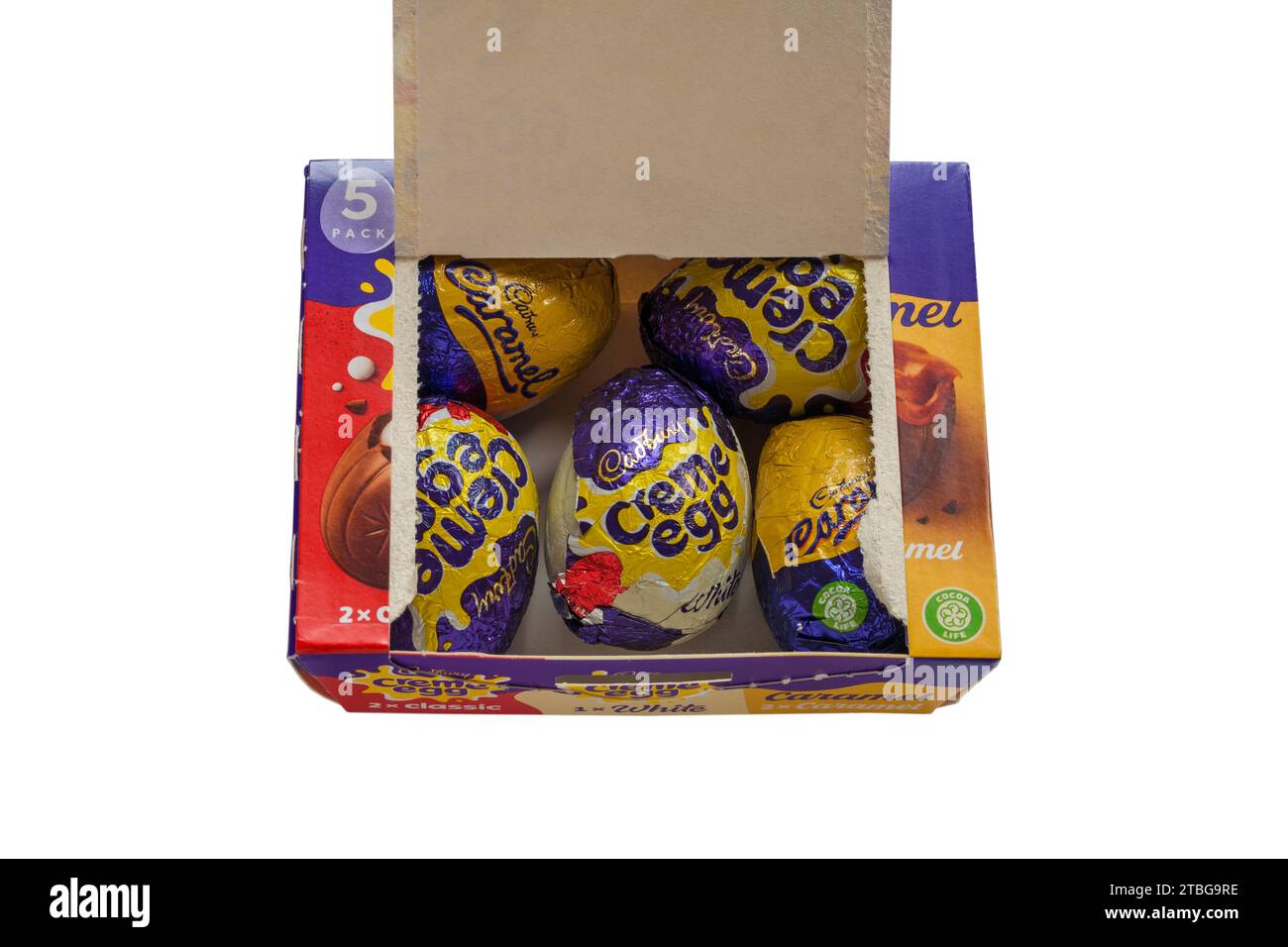 Boîte d'oeufs crème Cadbury mélange d'oeufs crème classiques blancs et caramel paquet de 5 Cadburys ouvert pour montrer le contenu mis sur fond blanc Banque D'Images