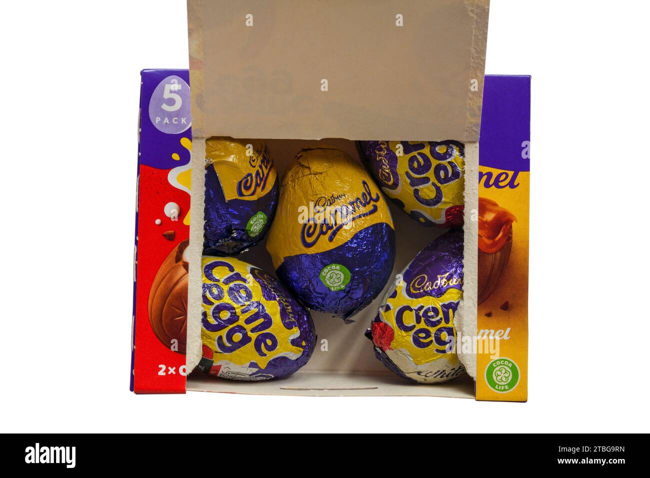 Boîte d'oeufs crème Cadbury mélange d'oeufs crème classiques blancs et caramel paquet de 5 Cadburys ouvert pour montrer le contenu mis sur fond blanc Banque D'Images