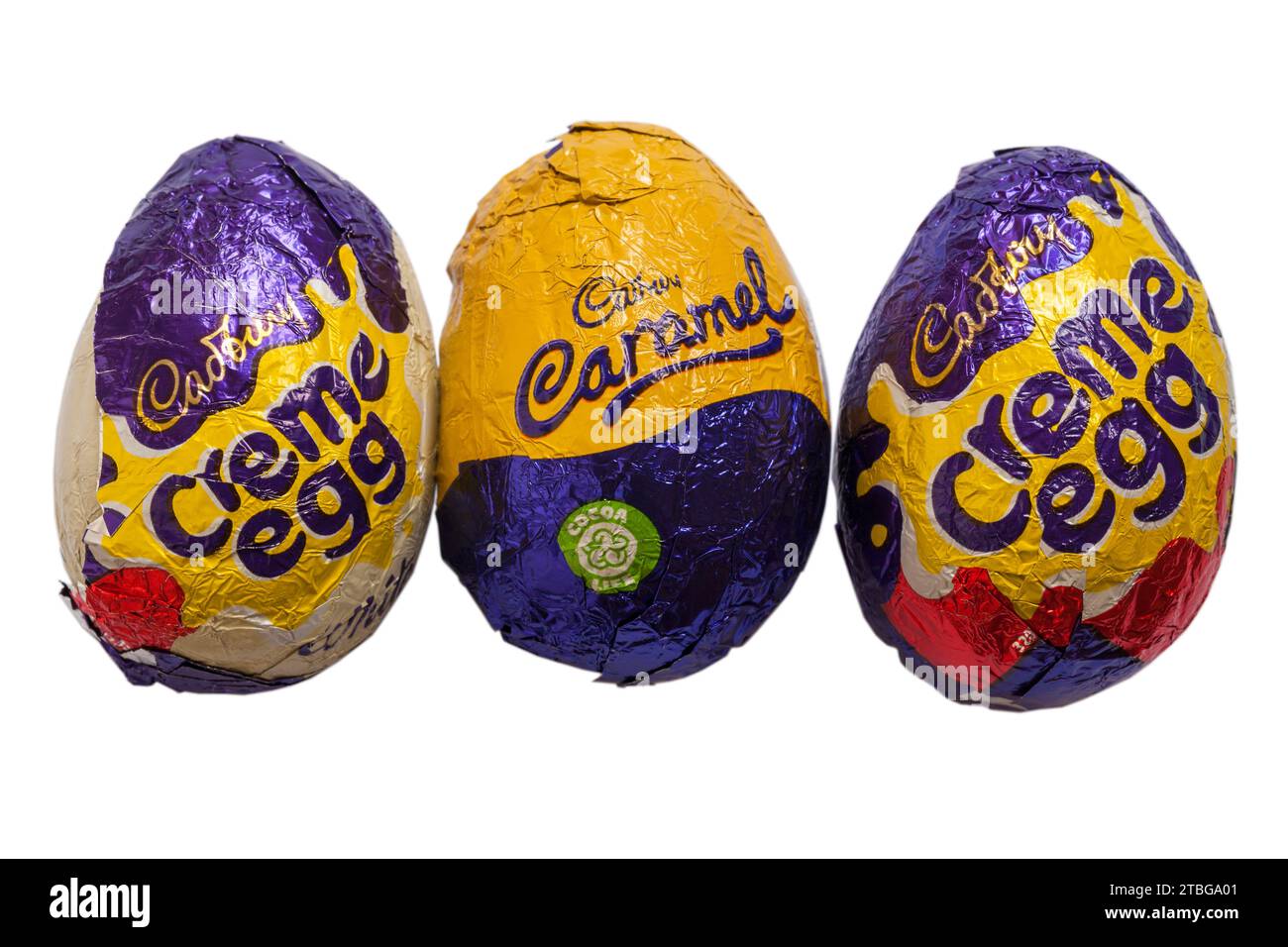 Cadbury Creme Egg mélangé classique, blanc et caramel oeufs de crème Cadburys isolé sur fond blanc Banque D'Images