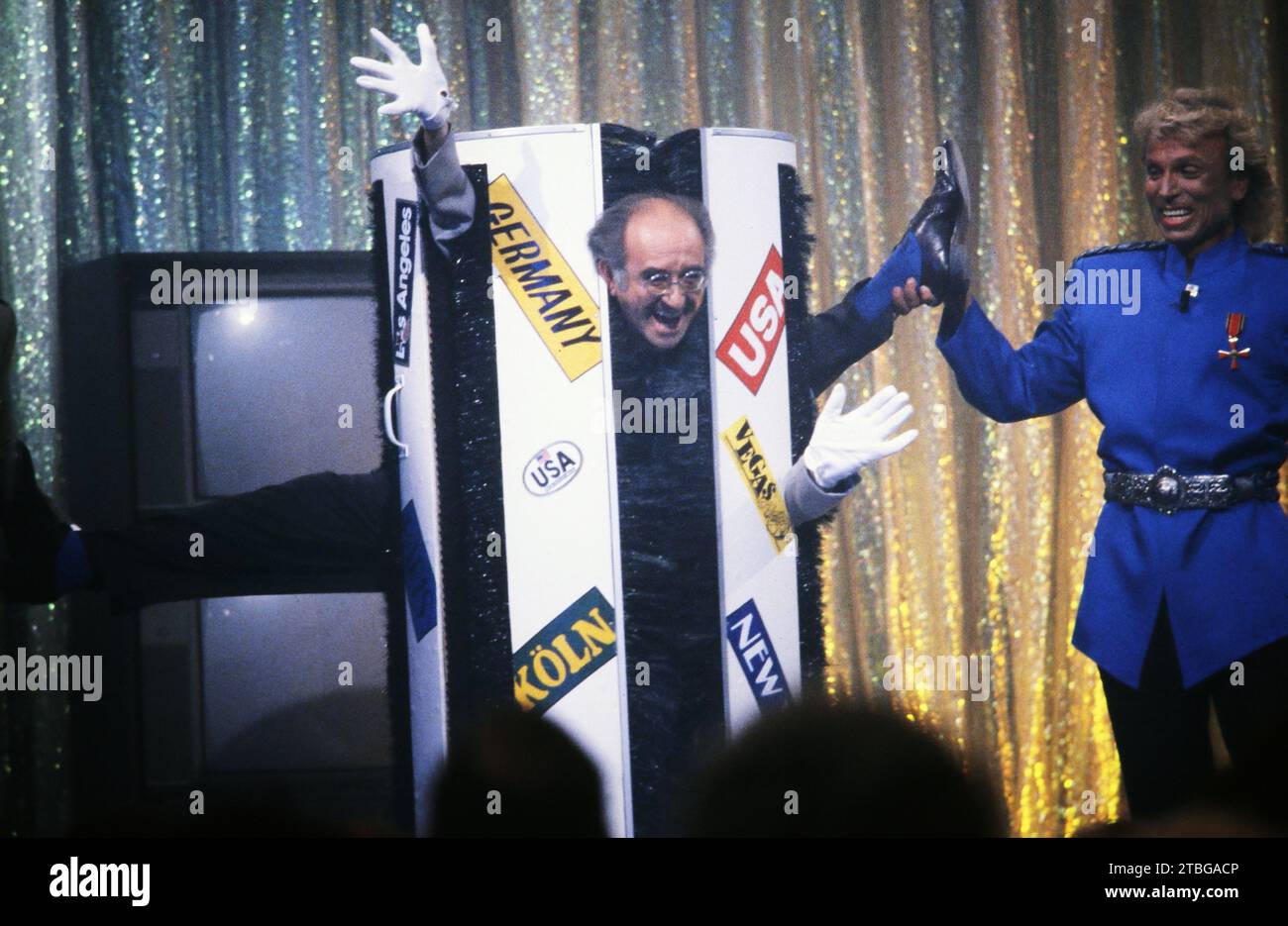 Mensch Meier, Speilshow, Deutschland 1985 - 1991, modération Alfred Biolek als Gepäckstück und den Gaststars deutsch amerikanisches Zauberkünstler-Duo Siegfried und Roy in der Show vom septembre 1987. Banque D'Images