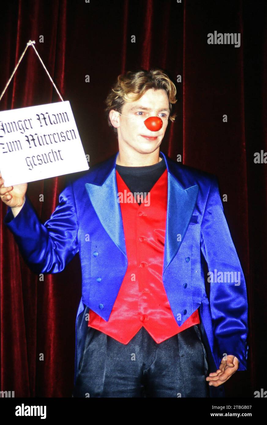 Andre Eisermann, deutscher film- und Theaterschauspieler, verkleidet als Clown mit einem Schild 'Junger Mann zum Mitreisen gesucht', Deutschland 1998. Banque D'Images