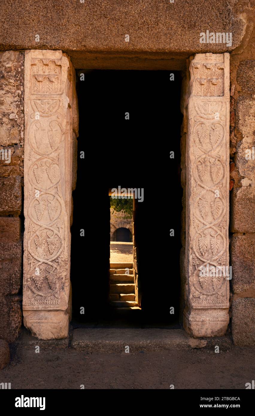 Porte d'entrée avec des colonnes en marbre décorées de motifs floraux à la citerne romaine dans l'Alcazaba arabe de Mérida, Estrémadure. Espagne. Banque D'Images