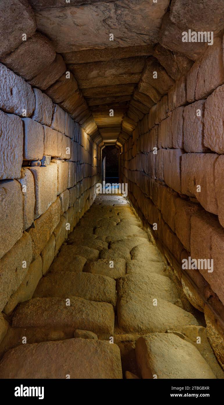 Couloir avec escaliers en blocs de pierre et plafond voûté menant à la citerne romaine dans l'Alcazaba mauresque Alcazaba. Merida, Estrémadure. Espagne. Banque D'Images