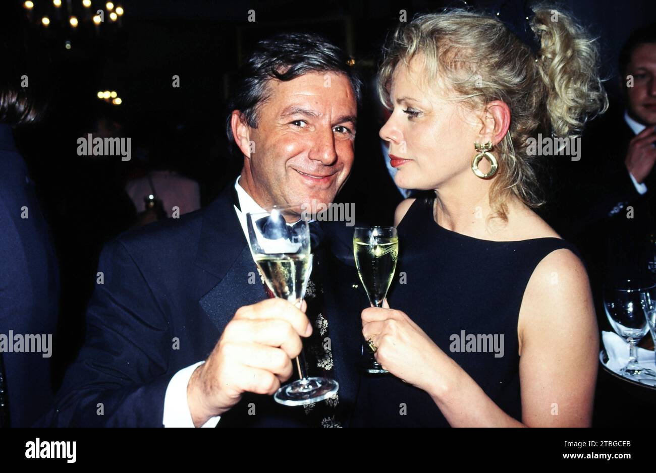 ARD Tagesschau-Sprecher Jan Hofer BEI einer Veranstaltung mit Schauspielerin Karin Düwel, vers 1994. Banque D'Images