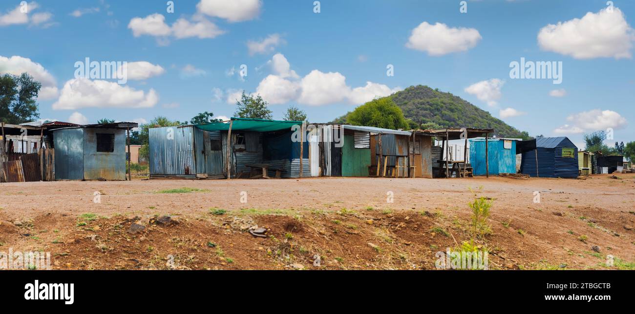 installation informelle, ghetto fait de tôles ondulées et de bois, comme un township Banque D'Images