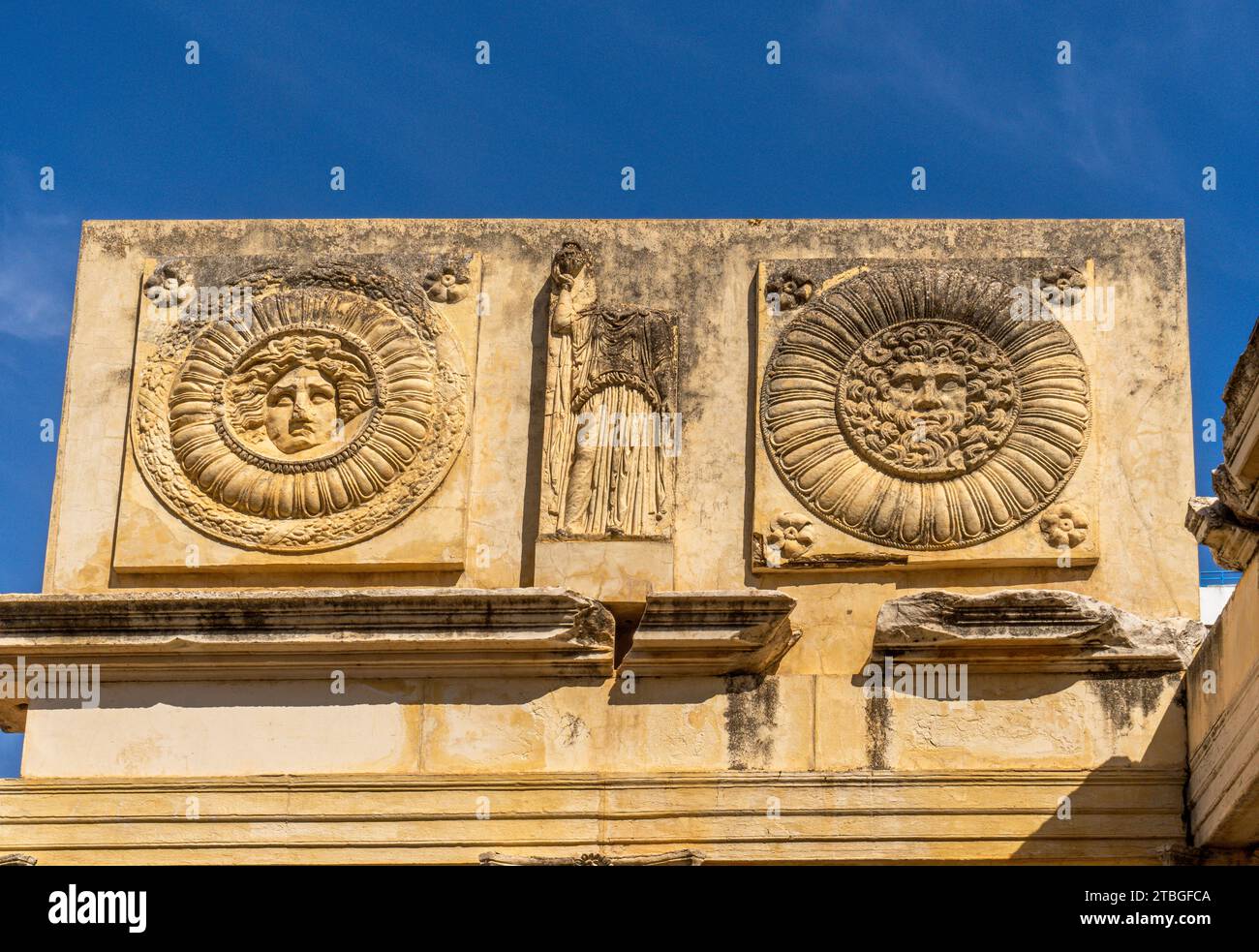 Détail frontal de la façade du portique monumental avec bas reliefs et médaillons avec métopes de l'ancien Forum Municipal d'Augusta Emerita de M. Banque D'Images
