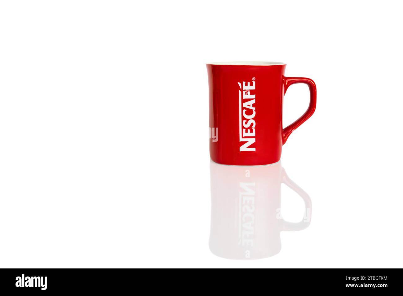Tasse rouge de nescafé Banque de photographies et d’images à haute ...