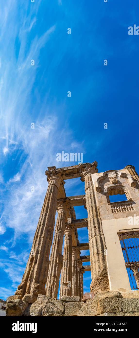 Vue de dessous de la partie latérale du temple romain de Diane avec des colonnes de marbre et le balcon du palais du comte de Corbos avec ir forgé Banque D'Images