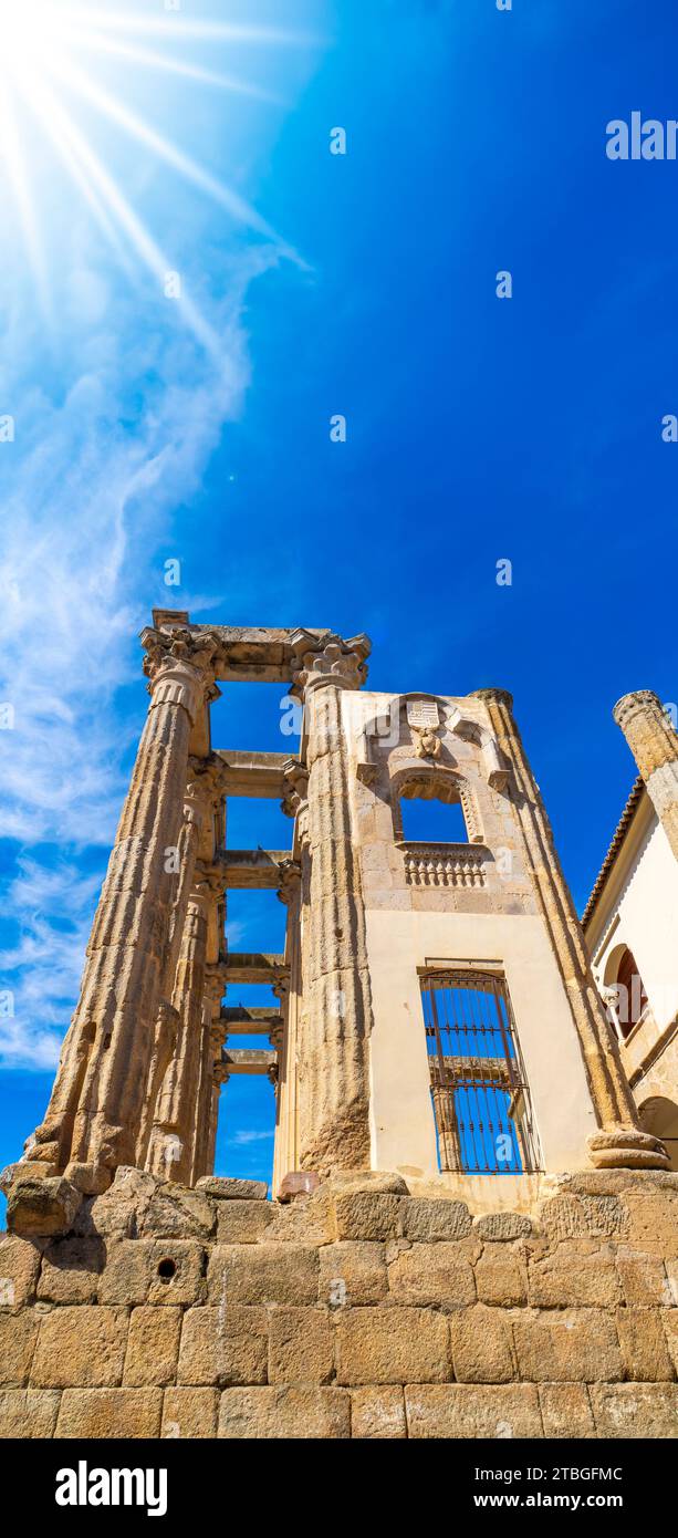 Vue de dessous de la partie latérale du temple romain de Diane avec des colonnes de marbre et une partie de la façade avec des bas-reliefs et une fenêtre en fer forgé, u Banque D'Images