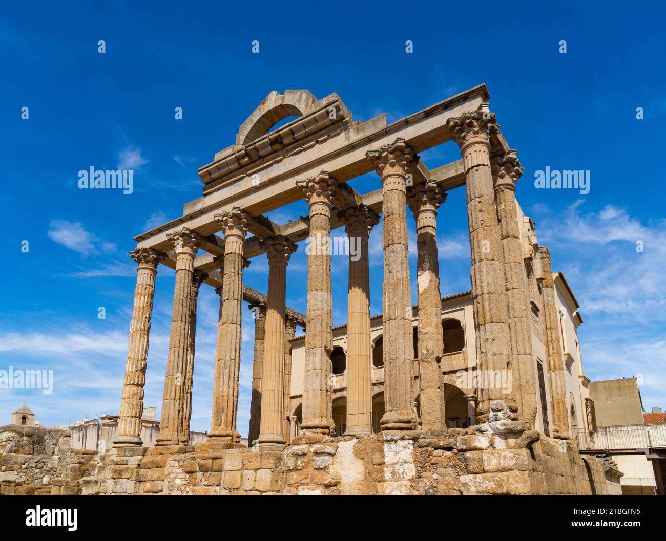 Vestiges archéologiques bien conservés du temple romain de Diane avec des colonnes de marbre de style corinthien bien conservées province de Badajoz, Estrémadure, Banque D'Images