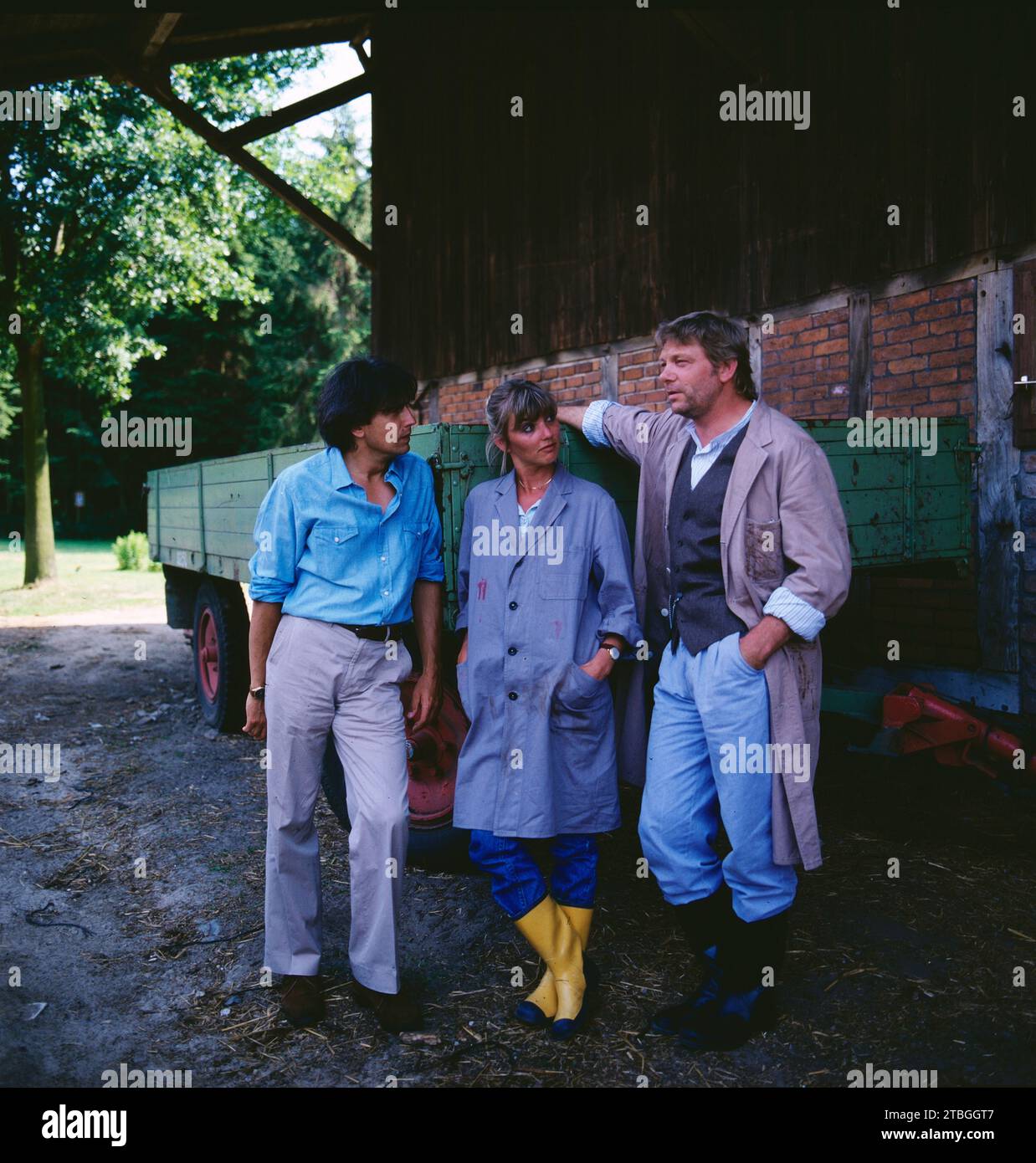 Zwei Schwarze Schafe, ZDF Krimi-Serie, Komödie, Allemagne, 1984, Folge : Umleitung, Szene : Bernd Herzsprung, Gerlinde Doeberl, Uwe Friedrichsen. Zwei schwarze Schafe, série télévisée criminelle, Allemagne, 1984, épisode : Umleitung, scène : Bernd Herzsprung, Gerlinde Doeberl, Uwe Friedrichsen. Banque D'Images