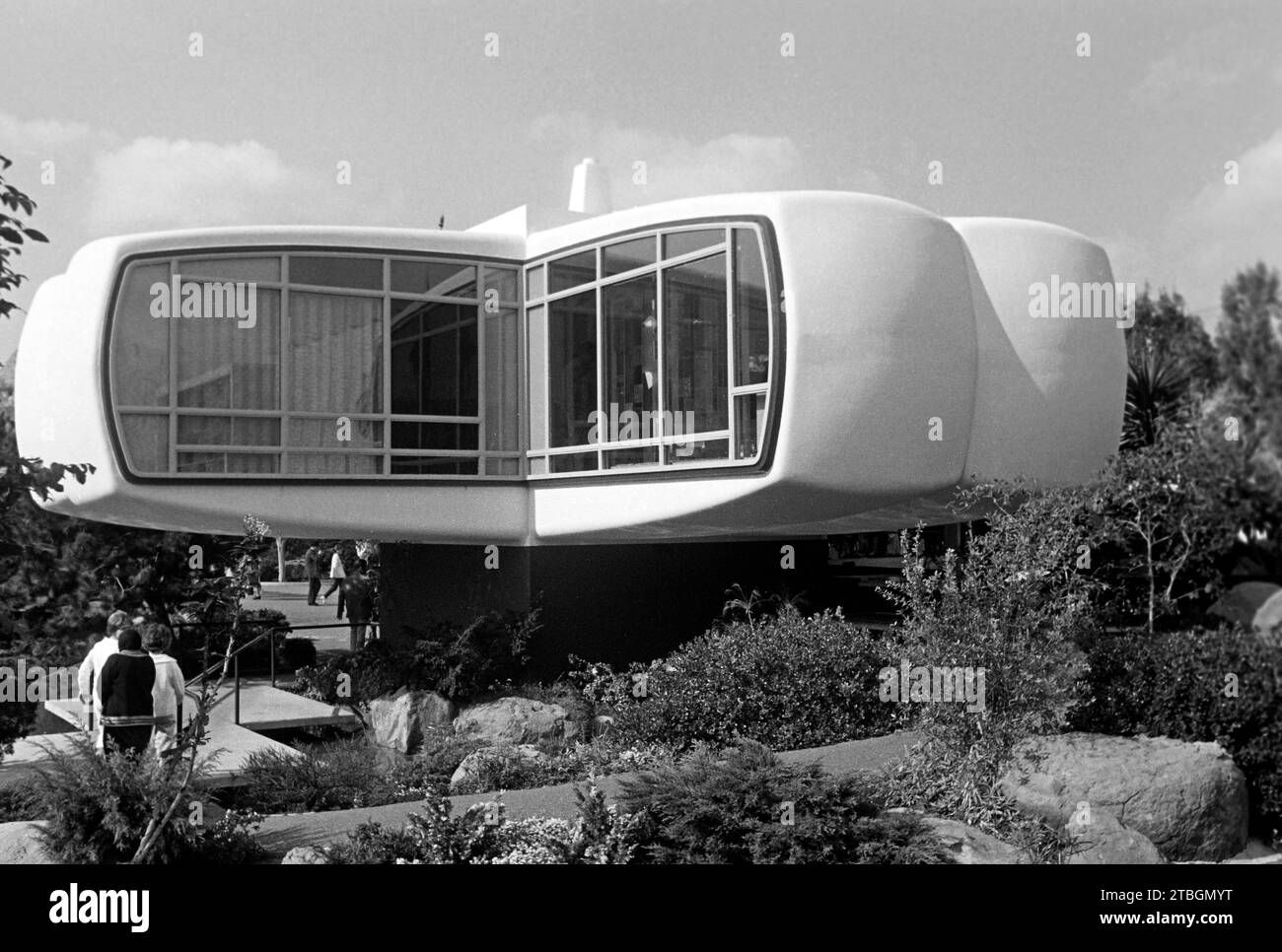 DAS sich UM seine Achse drehende Monsanto House of the future von 1957, erbaut aus mit Glasfaser verstärktem Kunststoff, der in Zusammenarbeit mit Forschenden des MIT entwickelt wurde und sich BEI Abriss 1967 als widerstandsfähiger als Stahlkonstruktionen erwies, Disneyland, Anaheim 1962. La Maison Monsanto du futur de 1957, tournant sur son axe, construite avec du plastique renforcé de fibre de verre développé en collaboration avec des chercheurs du MIT, qui s’est avérée plus durable que les structures en acier lorsqu’elle a été démolie en 1967, Disneyland, Anaheim 1962. Banque D'Images