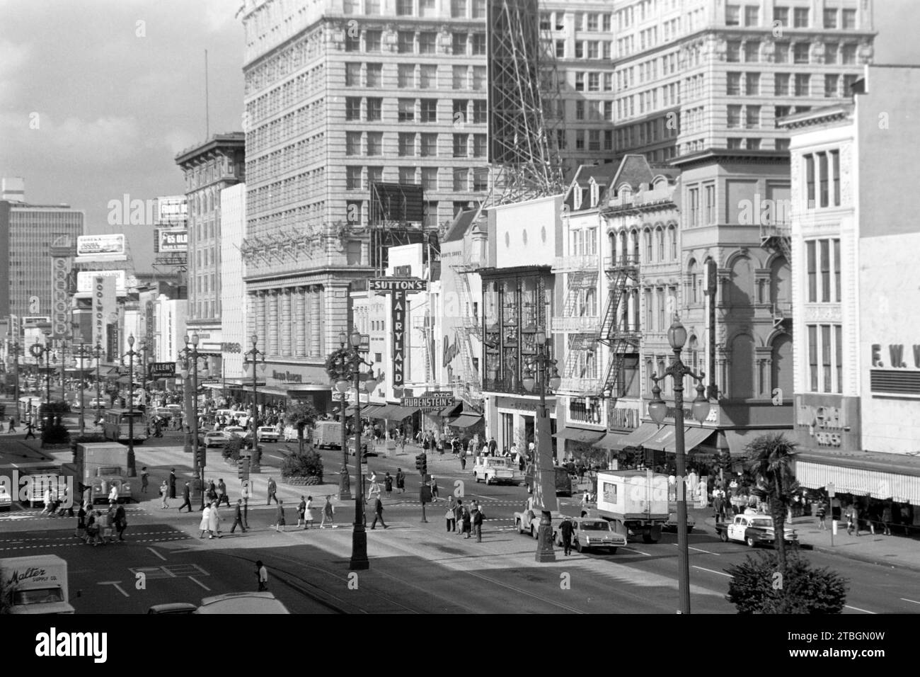 Blick auf die Canal Street mit zahlreichen Geschäften und dem Kaufhaus Maison Blanche, dessen Gebäude heutzutage das Ritz-Carlton beherbergt, Nouvelle-Orléans 1965. Vue sur Canal Street avec de nombreux commerces et les grands magasins Maison Blanche, dont le bâtiment abrite aujourd'hui le Ritz-Carlton, Nouvelle-Orléans 1965. Banque D'Images