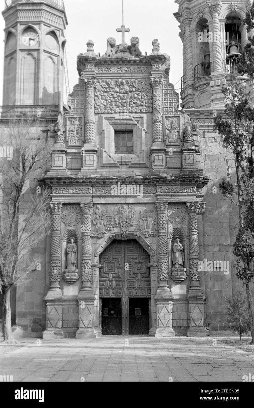 Die Fassade des alten Klosters von Guadalupe, Links von der Tür eine figur des Heiligen Dominikus, rechts der Heilige Hieronymus, über dem Türsturz die Heilige Frau von Guadalupe, Guadalupe 1964. La façade de l'ancien monastère de Guadalupe, à gauche de la porte une figure de Saint Dominique, à droite Saint Jérôme, au-dessus du linteau notre-Dame de Guadalupe, Guadalupe 1964. Banque D'Images