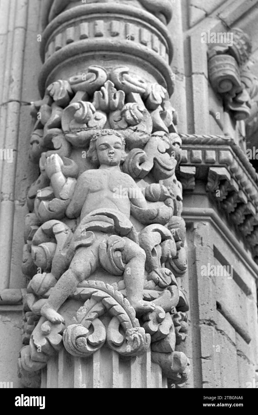Detail an einer Säule der Fassade des alten Klosters von Guadalupe, 1964. Détail sur une colonne de la façade de l'ancien monastère de Guadalupe, 1964. Banque D'Images