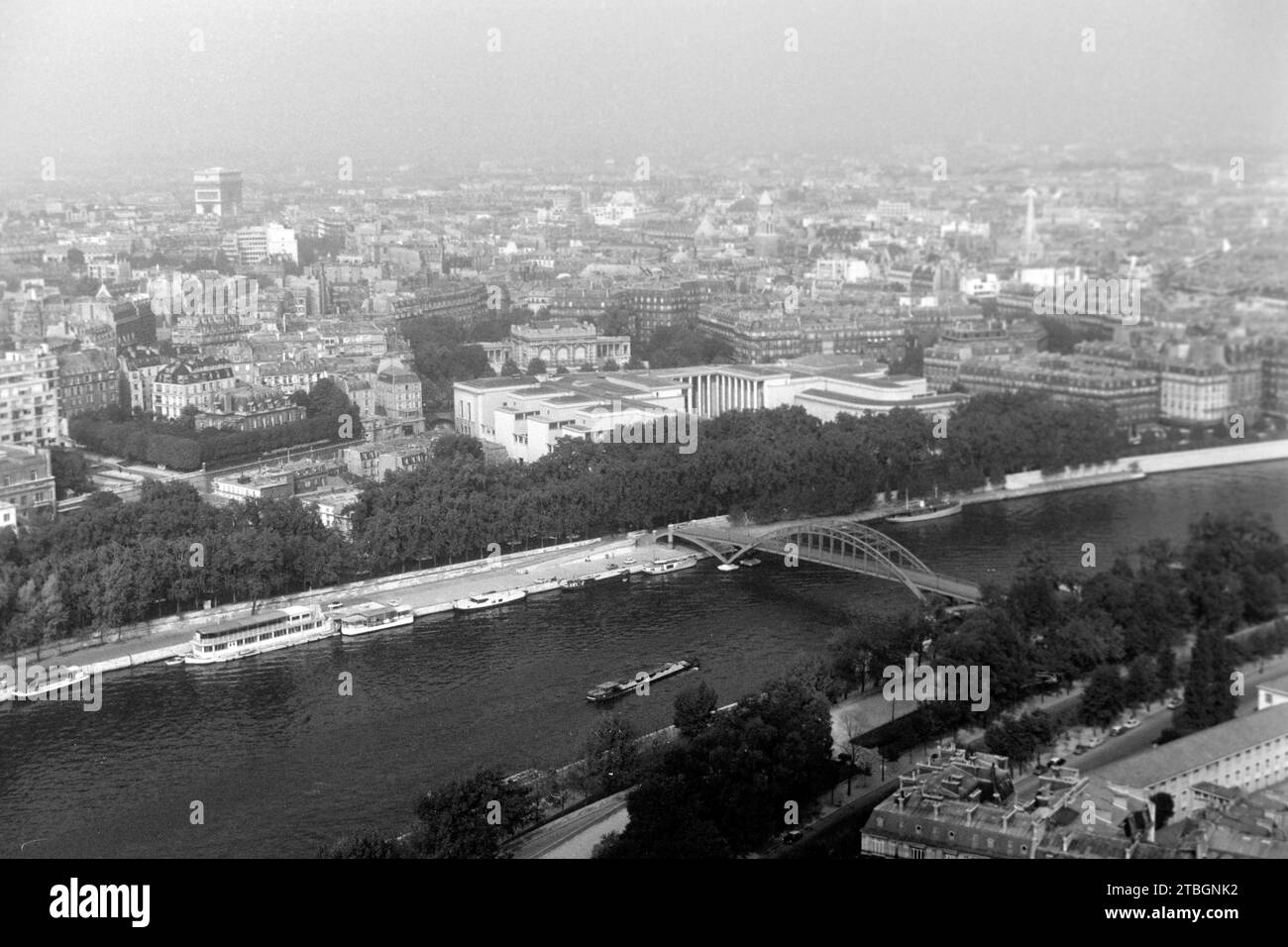 Blick auf Paris und die Seine aus dem dritten stock des Eiffelturms, rechts das Museum für moderne Kunst und die passerelle Debilly, 1962. Vue sur Paris et la Seine depuis le troisième étage de la Tour Eiffel, avec le Musée d'Art moderne et la passerelle Debilly sur la droite, 1962. Banque D'Images