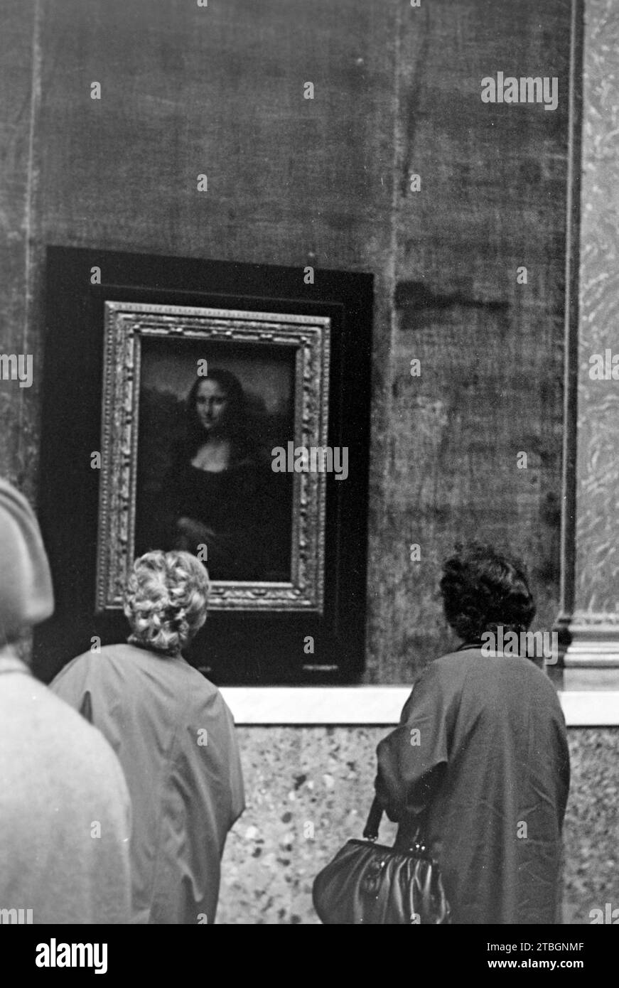 Museumsbesucherinnen im Louvre betrachten die Mona Lisa, Paris 1965. Visiteurs du musée au Louvre regardant la Joconde, Paris 1965. Banque D'Images