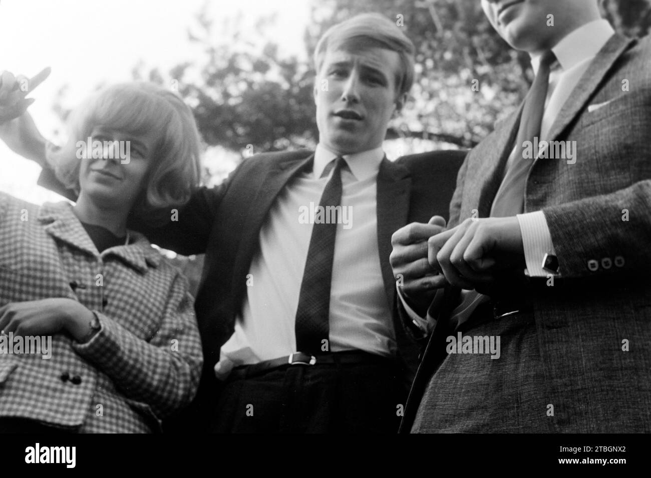 Junge Leute haben Spaß vor der Kamera, Frankreich 1965. Des jeunes qui s'amusent devant la caméra, France 1965. Banque D'Images