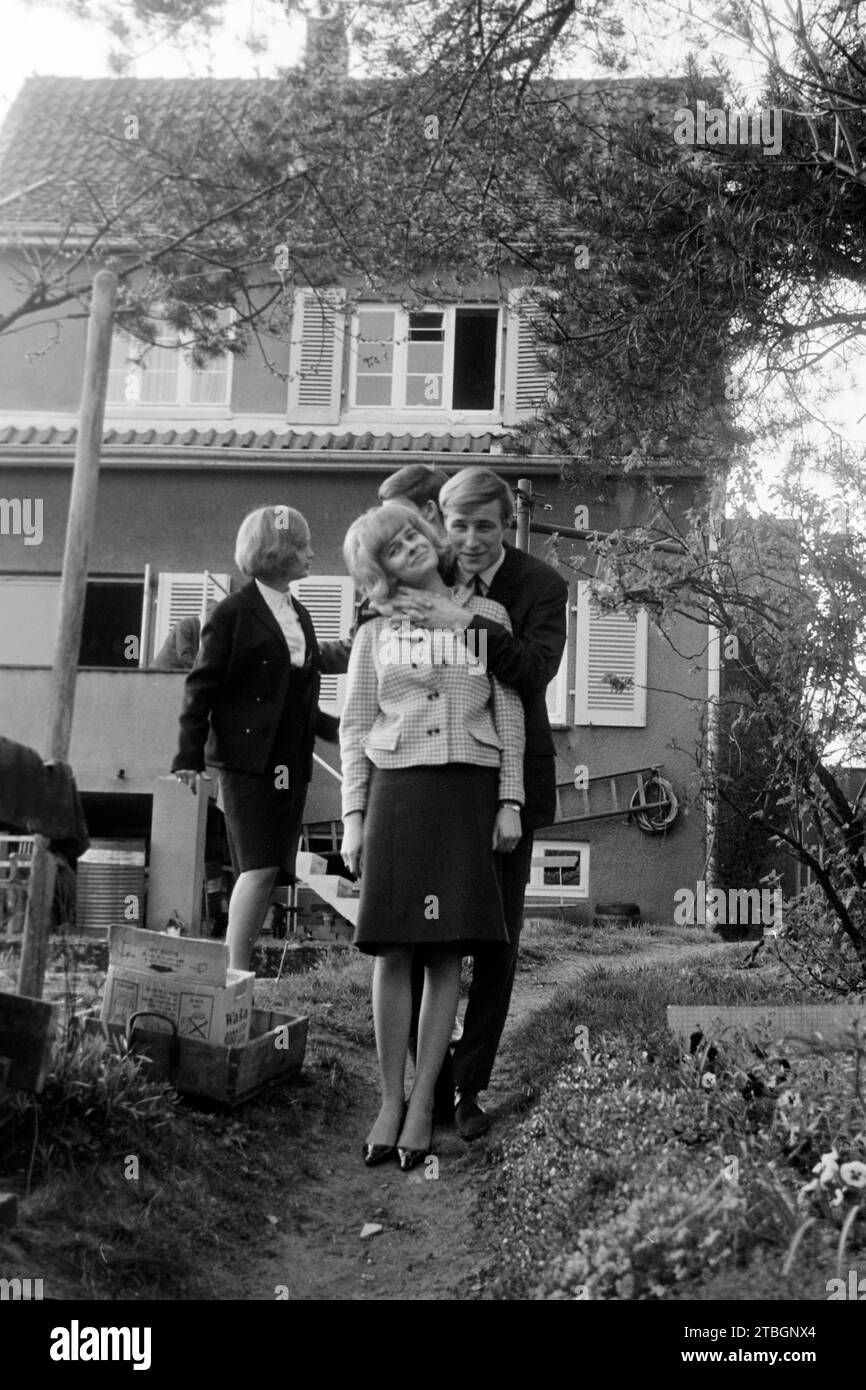 Gruppenbild in der Frühlingssonne, Frankreich 1965. Photo de groupe sous le soleil de printemps, France 1965. Banque D'Images