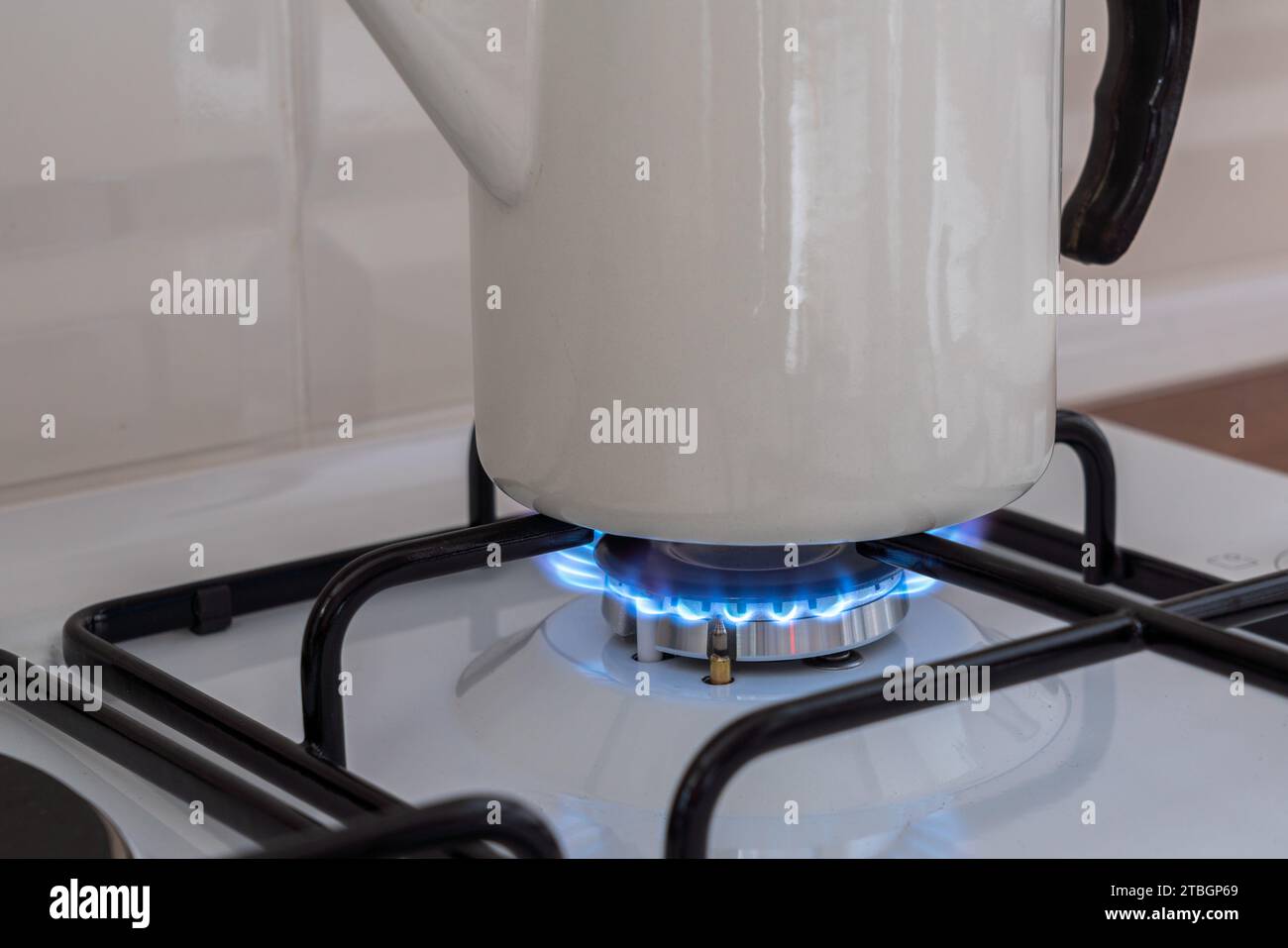 Gros plan de flamme bleue de la cuisinière domestique. Cuisinière à gaz avec propane brûlant. Ressources industrielles et concept d'économie. Chauffage au gaz à froid Banque D'Images