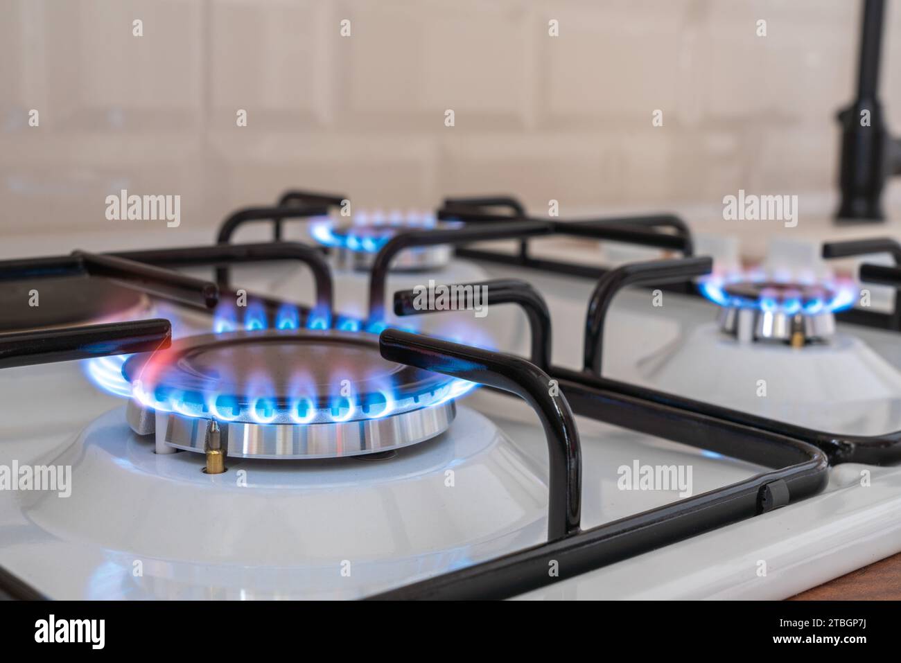Gros plan de flamme bleue de la cuisinière domestique. Cuisinière à gaz avec propane brûlant. Ressources industrielles et concept d'économie. Chauffage au gaz à froid Banque D'Images