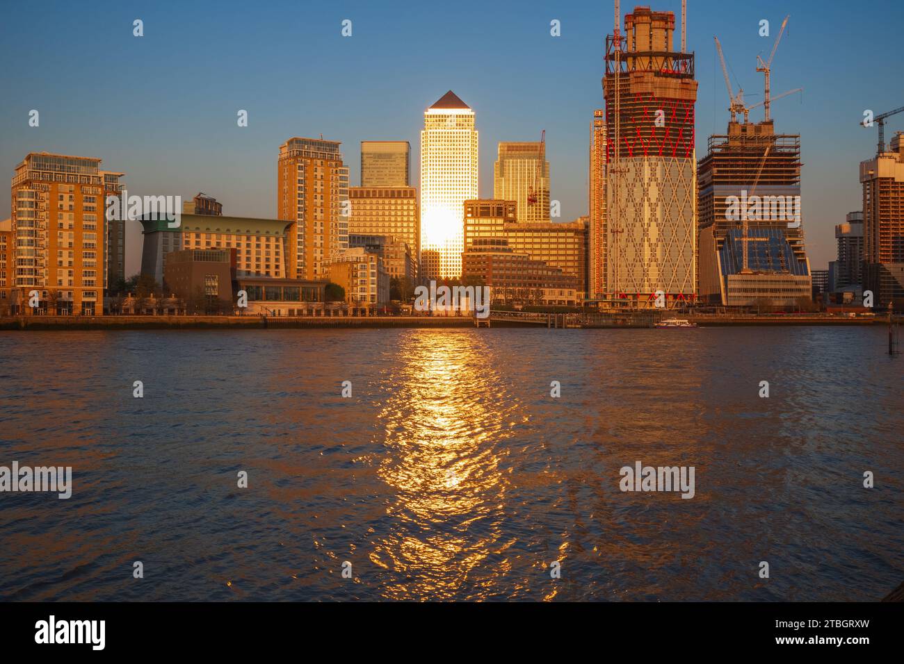 Coucher de soleil à Canary Wharf avec la Tamise à Londres, Angleterre Banque D'Images