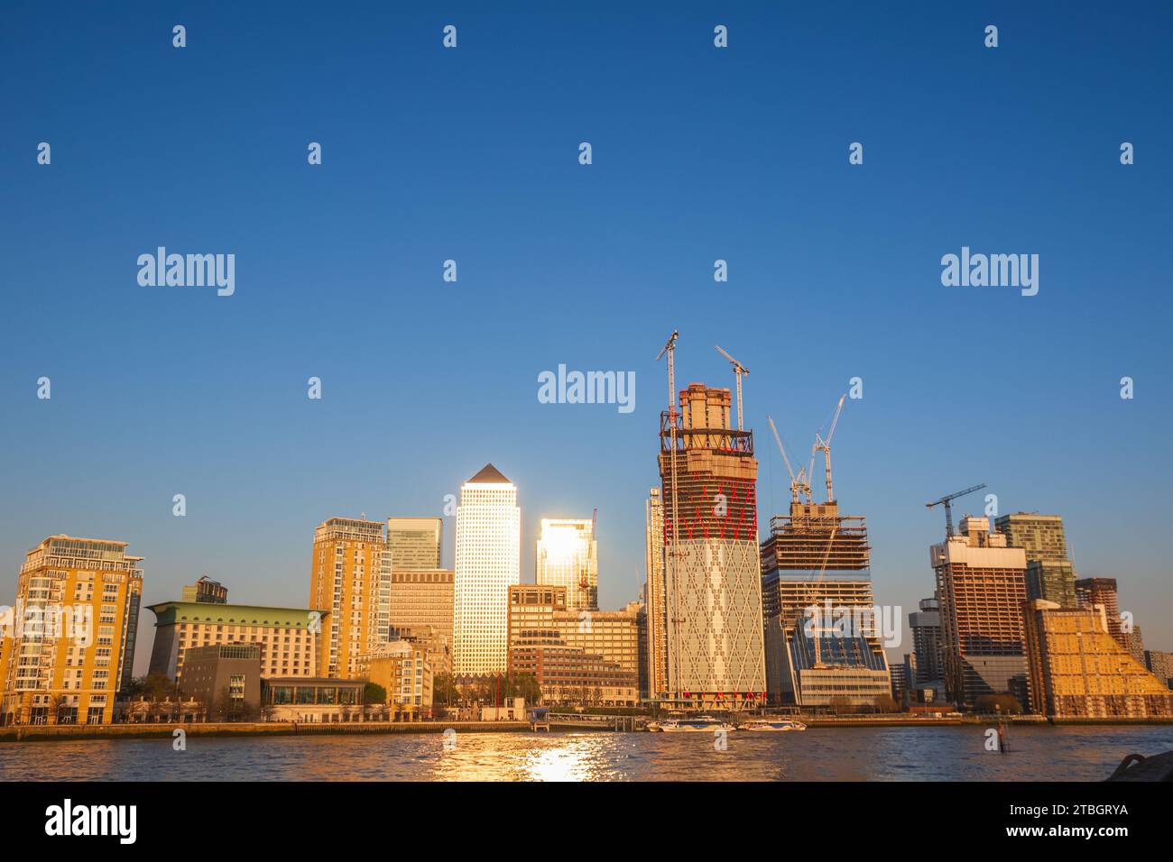Vue panoramique, paysage urbain de Canary Wharf vu de Rotherhithe à Londres, Angleterre Banque D'Images