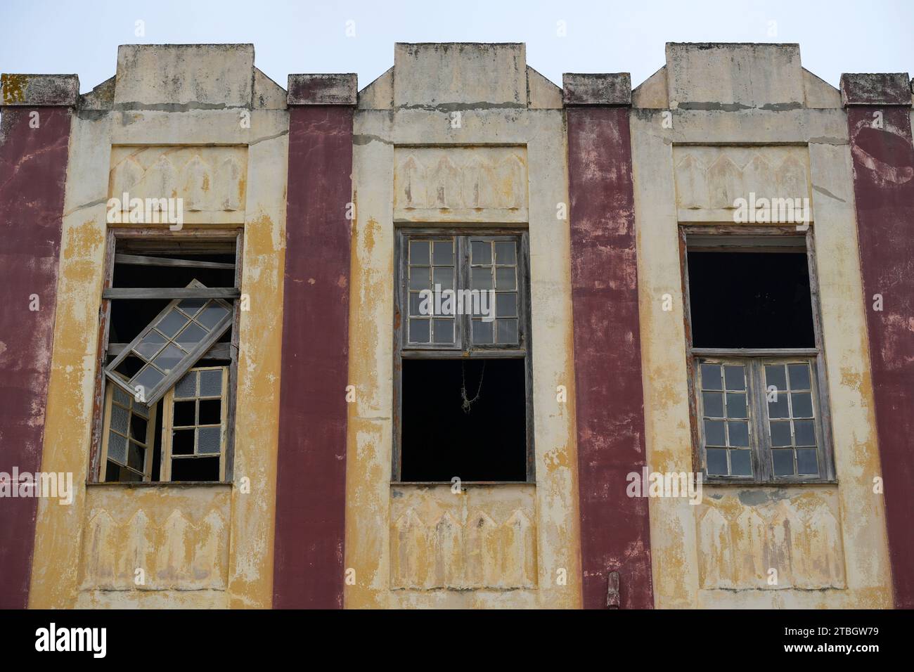 Vieux bâtiment délabré avec des fenêtres cassées Banque D'Images