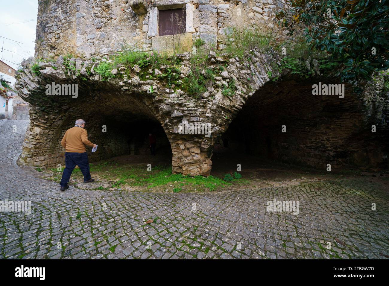 Vestiges des arches d'un ancien amphithéâtre romain sur lequel une maison a été construite, Condeixa-a-Velha, Conimbriga, Portugal, Europe Banque D'Images