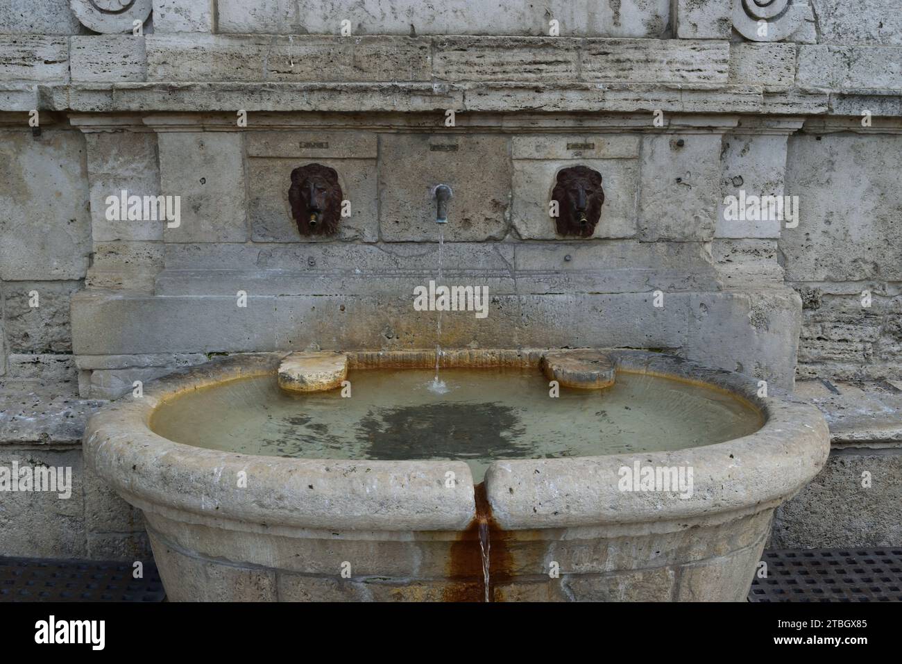 photo brute non éditée de la vieille fontaine dans la vieille ville Banque D'Images
