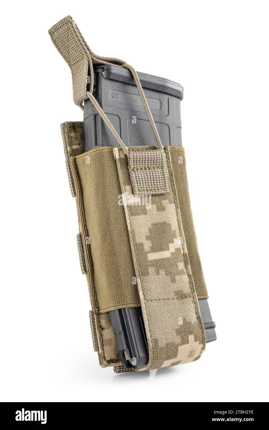 Pochette militaire en camouflage pixel avec chargeur de balles à l'intérieur sur fond blanc. Équipement tactique militaire. Banque D'Images