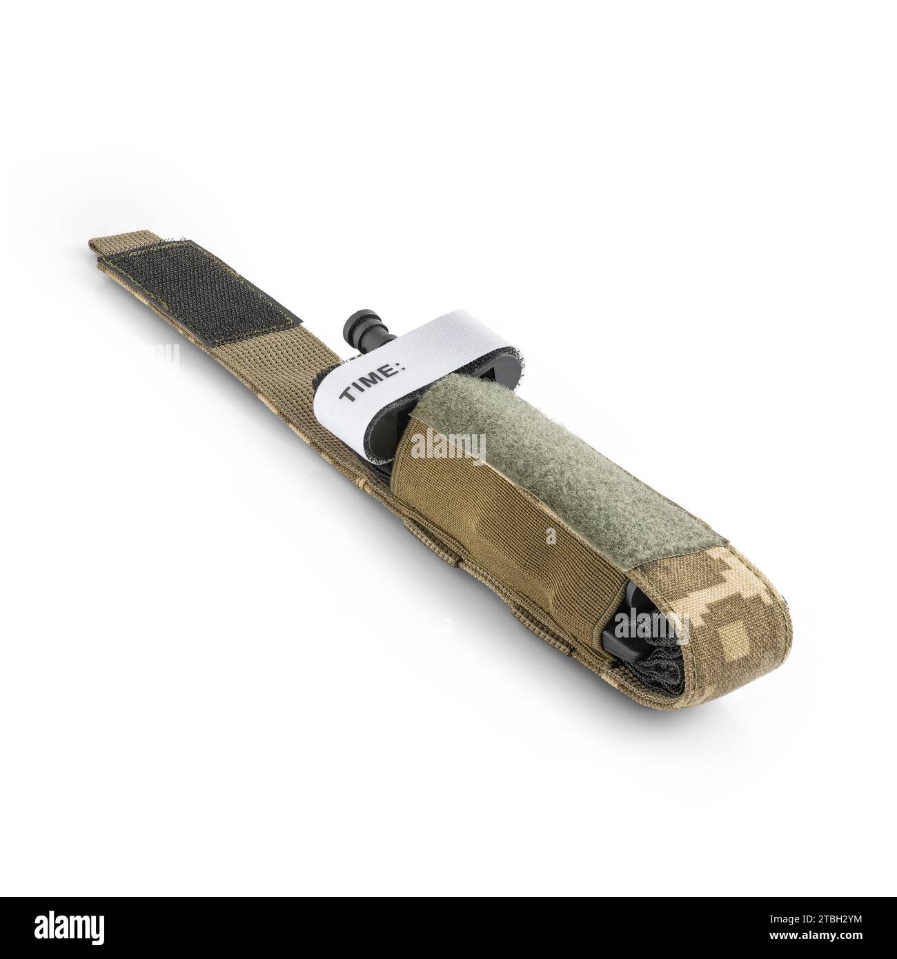 Poche tactique militaire ouverte en camouflage pixel avec garrot à l'intérieur. Équipement militaire. Outil de premiers secours pour la purge. Banque D'Images