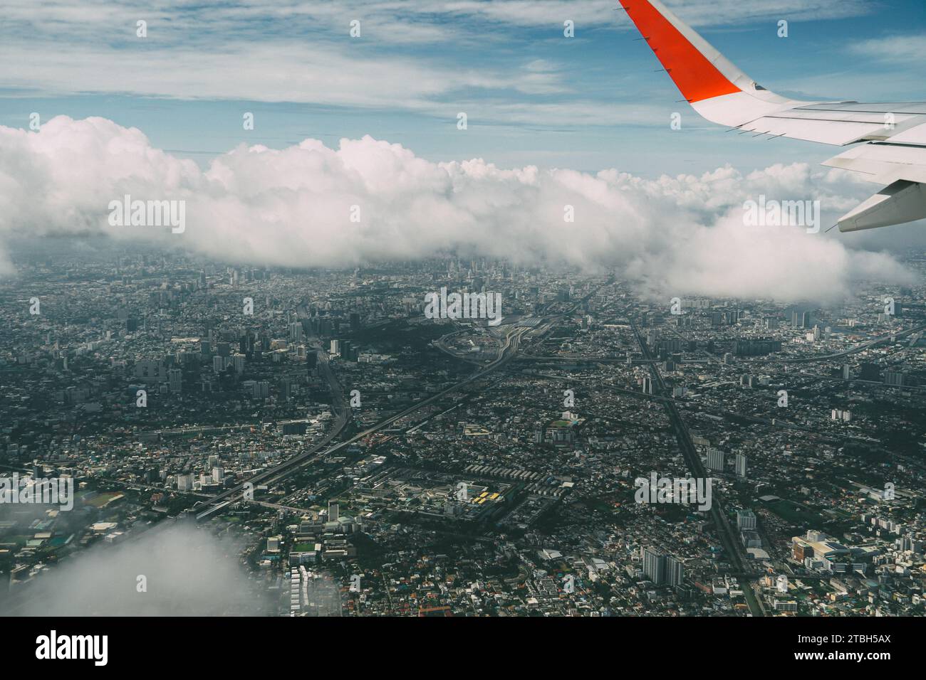 Vue à grand angle de Bangkok de thaïlande sur le plan aérien. Vue aérienne du paysage de l'atterrissage de l'hélice airbus à l'aéroport Don Mueang Bangkok ville, Thaila Banque D'Images